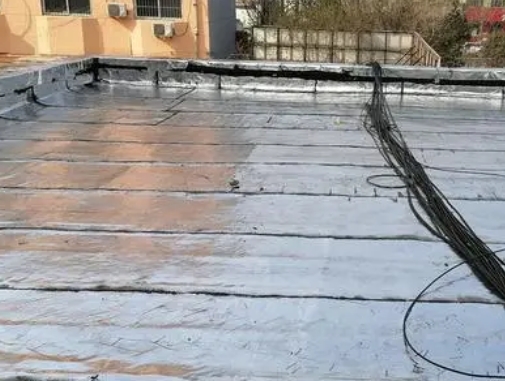 大同卫生间漏水维修公司分享下大同屋面楼顶防水刚性防水层施工要点。